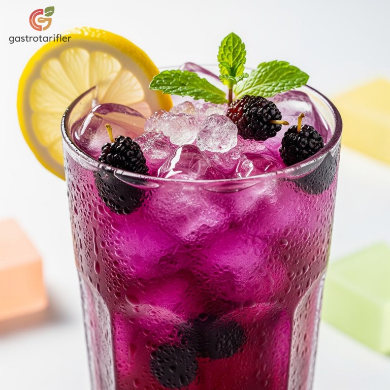 Karadutlu Soğuk Kokteyl cam bardakta servis