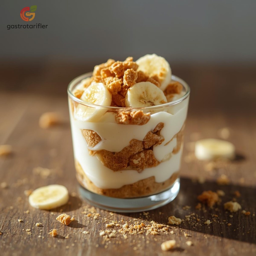 Muzlu magnolia cam bardakta üzeri muz dilimleriyle süslenerek servis ediliyor.