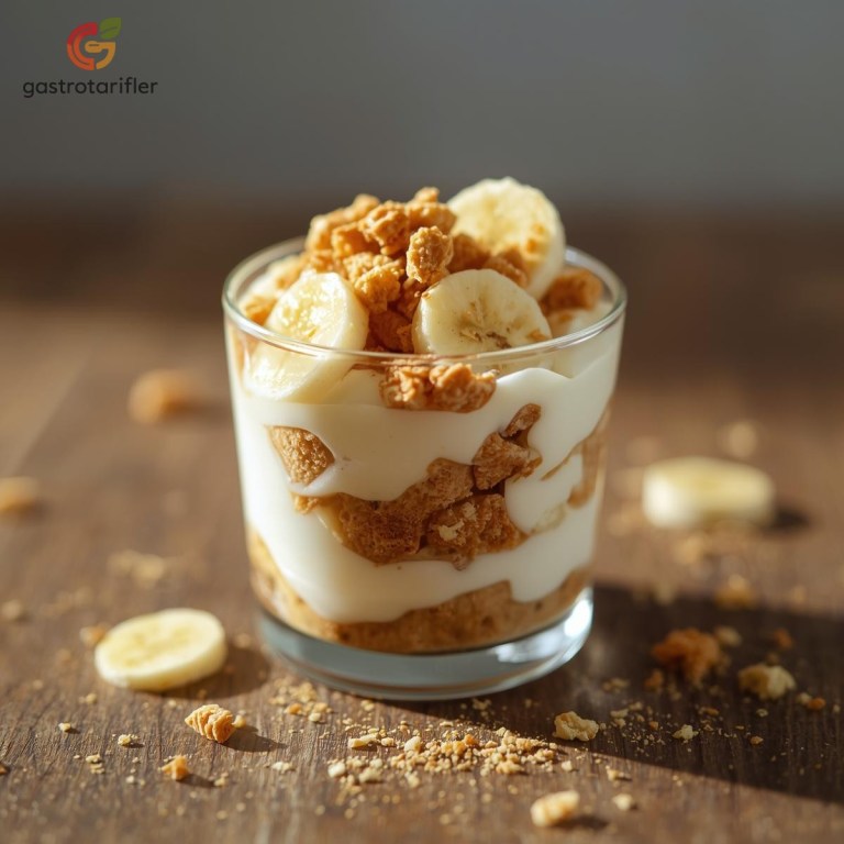 Muzlu magnolia tatlısının cam kasede katmanlı sunumu