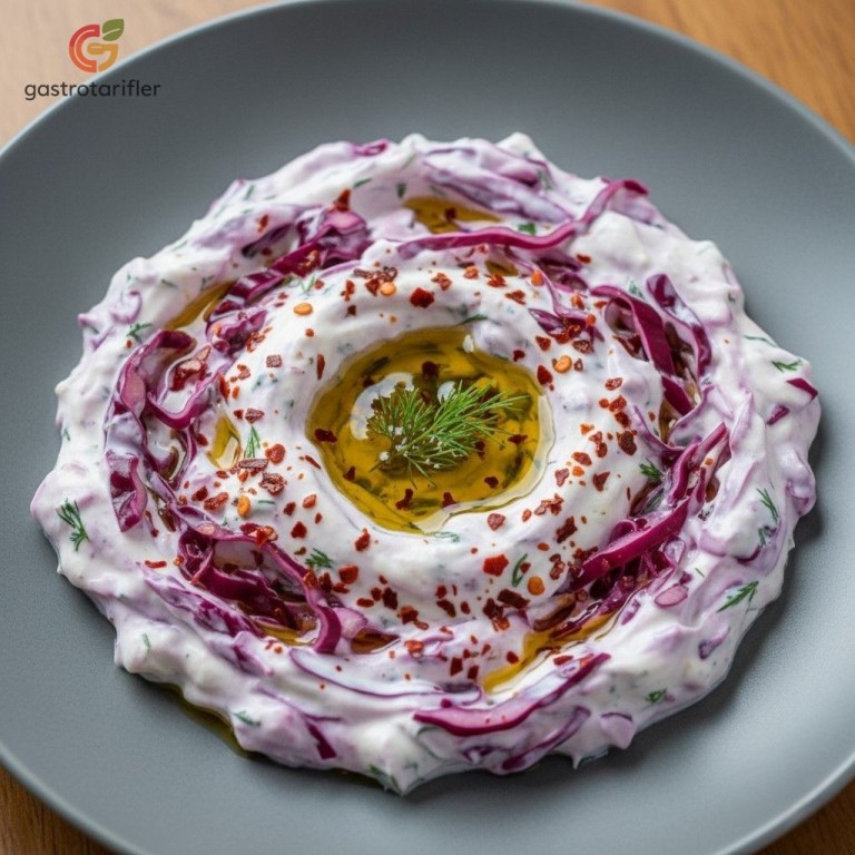 Kırmızı Lahana Turşulu Yoğurt Mezesi servis sunumu Gastrotarifler